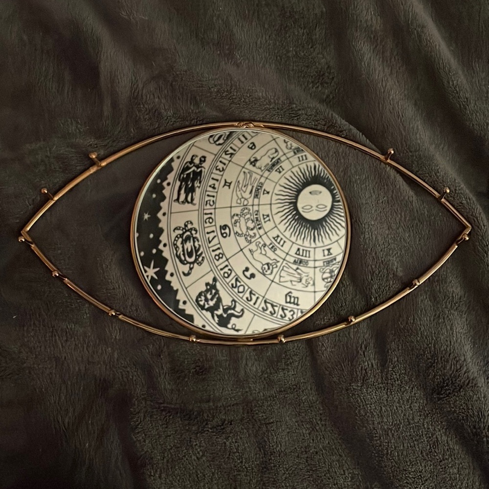 Eyeball necklace holder/mirror